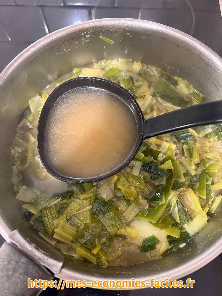 retirer l'eau de la soupe de poireaux