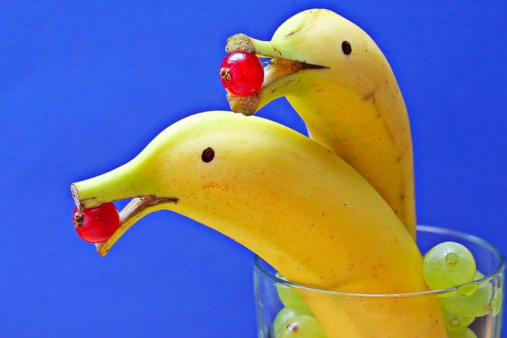 des bananes qui imitent des dauphins