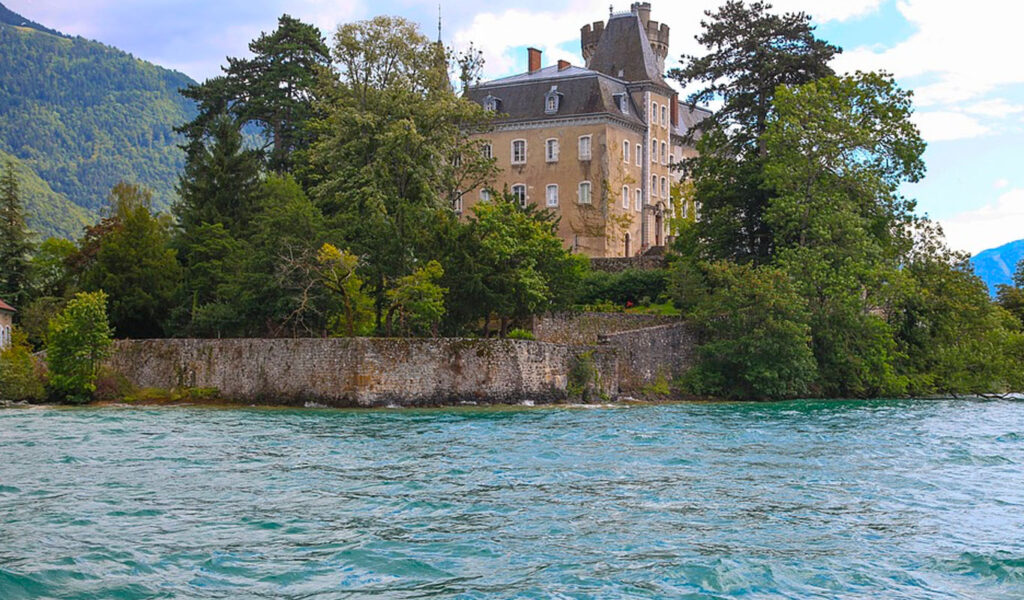 Le lac d'Annecy pour partir en vacances en été