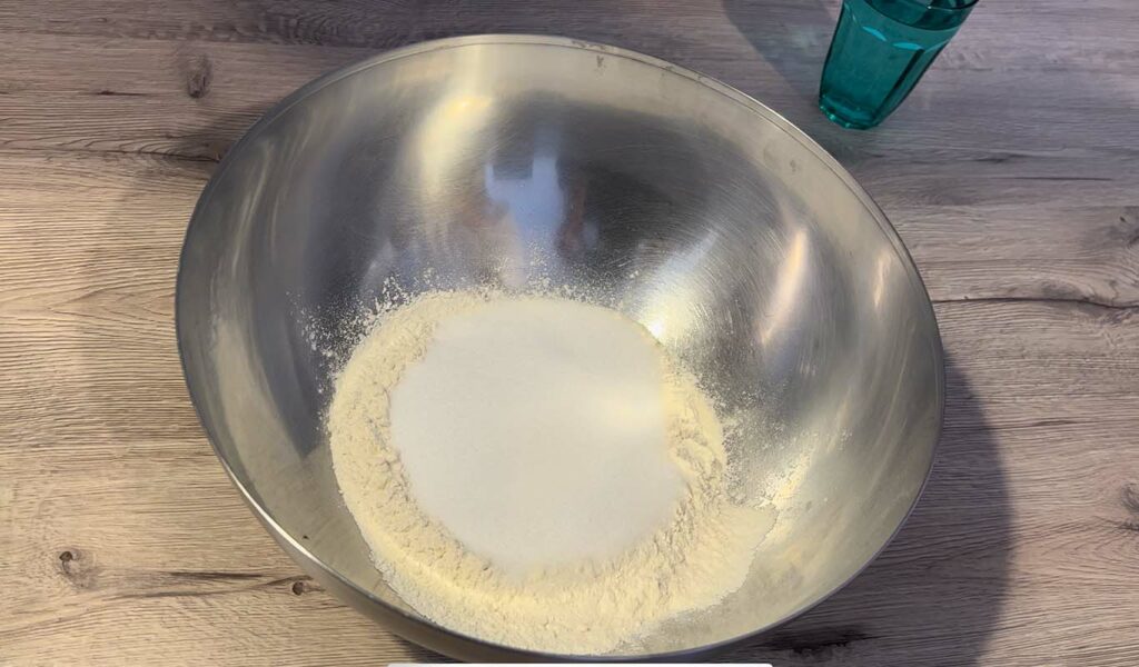 mélanger les ingrédients de la pâte à sel