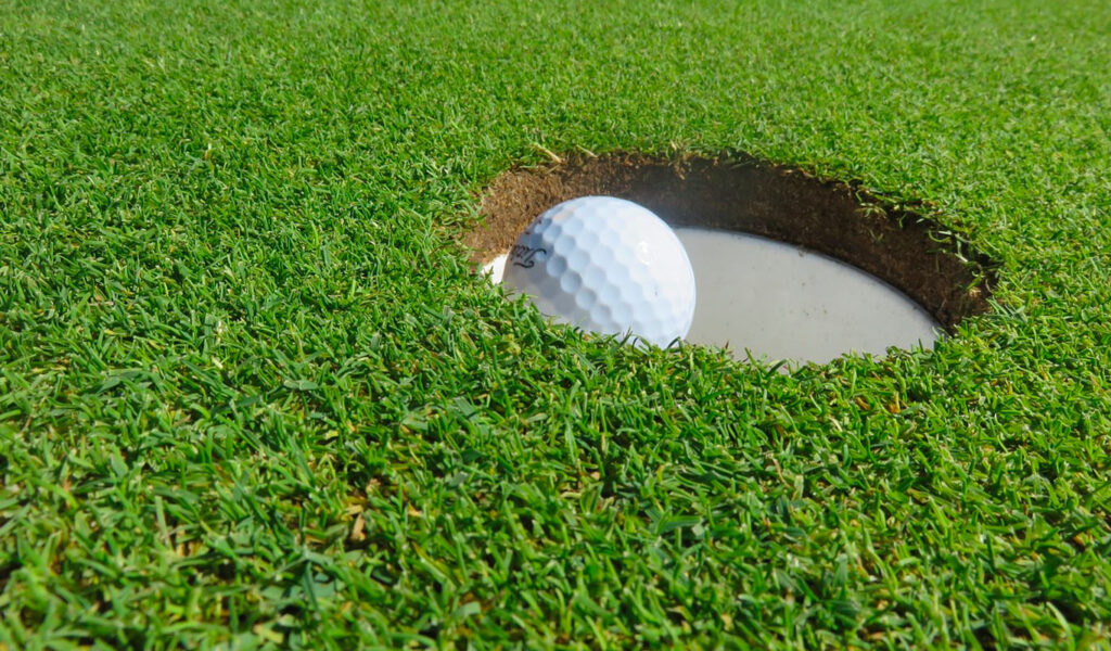 une balle de golf dans le trou