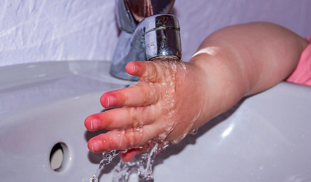 laver les mains des enfants