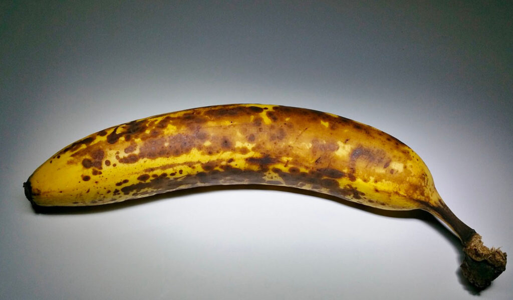 une banane mûre