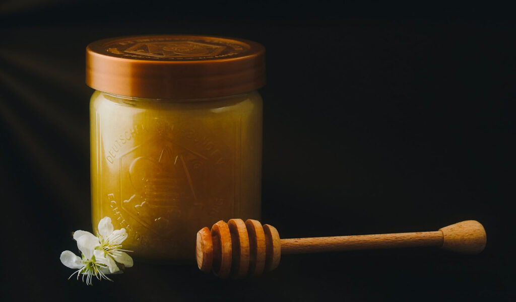 une cuillère de miel pour arrêter de tousser en 5 minutes