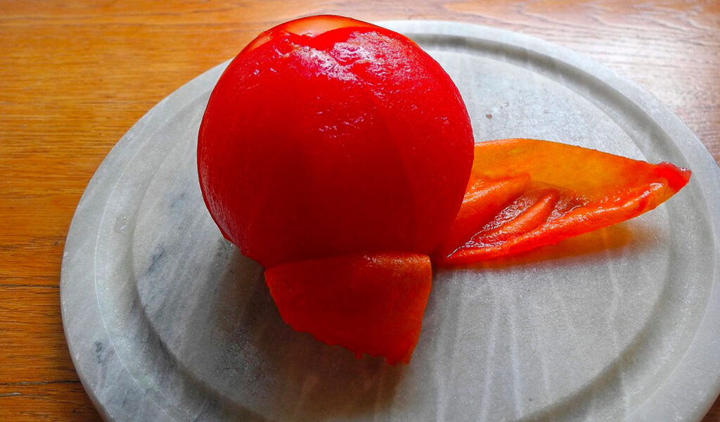 une tomate pelée