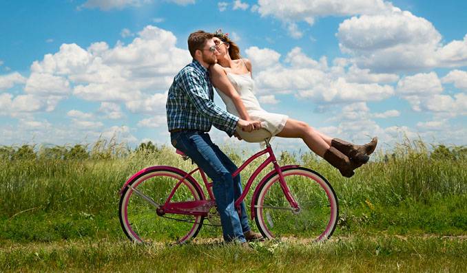des amoureux sur un vélo