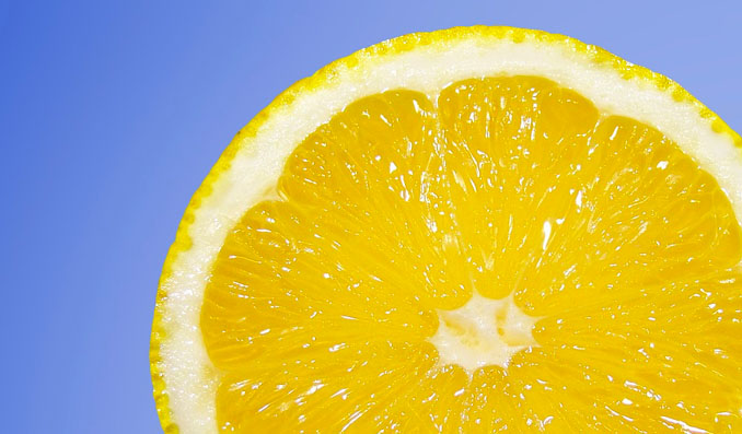 le citron pour nettoyer une tache de fraise