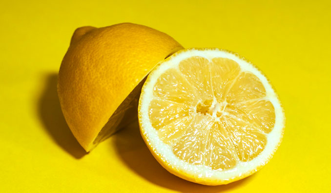 un citron avec de l'acide citrique