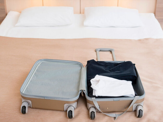 valise dans la baignoire