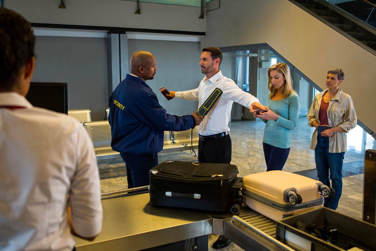 Pourquoi doit-on retirer son ordinateur portable de son sac à l'aéroport ?