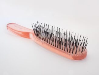 Nettoyer une brosse à cheveux avec du bicarbonate : mode d’emploi