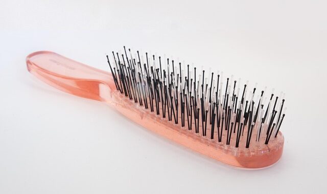 Nettoyer une brosse à cheveux avec du bicarbonate : mode d’emploi