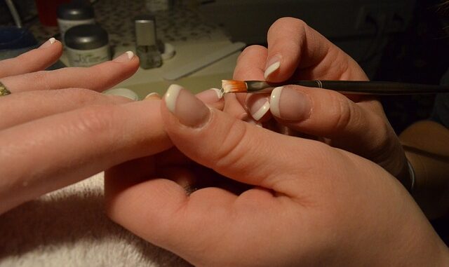 Peut-on utiliser du citron pour éclaircir les ongles ?