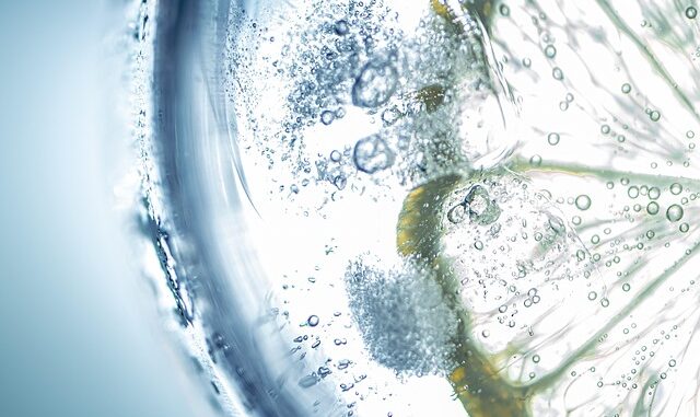 Boire de l’eau citronnée le matin : vrai remède ou simple effet de mode ?