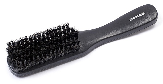 Comment désinfecter sa brosse à cheveux en 3 étapes