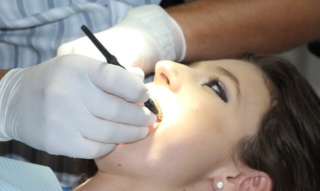 Pourquoi les dents deviennent-elles sensibles avec l’âge ?