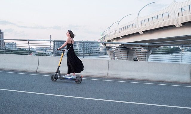 Quelle est la différence entre une trottinette électrique et un vélo électrique ?