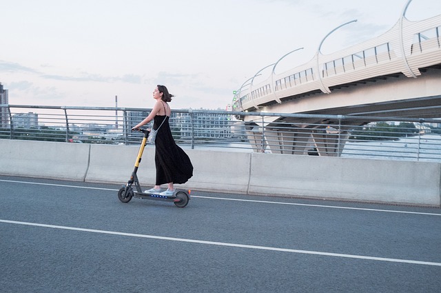 Quelle est la différence entre une trottinette électrique et un vélo électrique ?