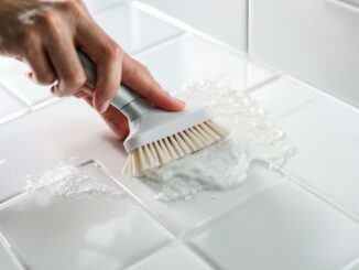 Récurer des joints de carrelage au percarbonate brossage en douceur