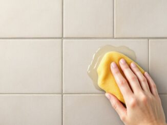 Récurer des joints de carrelage graisseux avec jus de citron épaissi